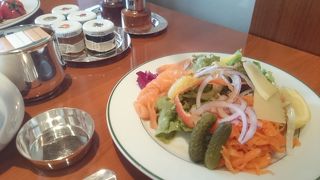 都心を眺めながらの朝食