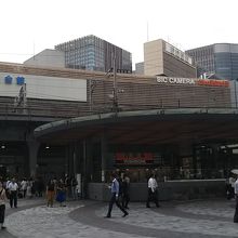 有楽町駅の高架線越に東側からのビル外観