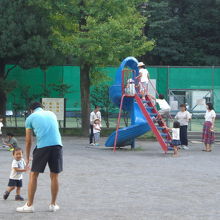 甘泉園公園の西のこども遊園区画です。家族ずれで賑わっています