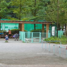 甘泉園公園の西側の子供遊園の様子です。テニスコートもあります