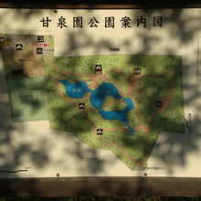 甘泉園公園の配置図です。木漏れ陽の光の中で、趣があります。