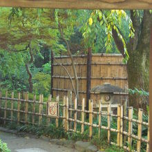 尾張徳川の清水家下屋敷跡の旧来の庭園の甘泉園の入口です。