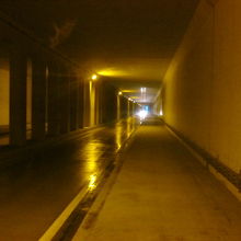 最初にくぐるトンネルの様子。壁面に各種飛行機の写真が！