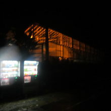 裏ルート利用の場合、所々にある自販機の明かりを頼りにすべし！