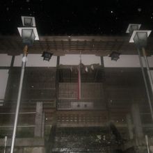 暗闇の中で何とか見つけた本殿の様子