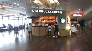 東京湾の真ん中にあるスタバです