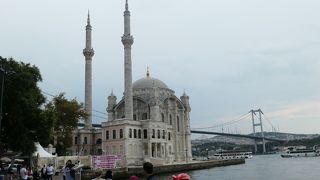 ボスポラス海峡の海辺に建つオルタキャイメジディ・モスク