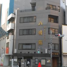 高田馬場の標識は、早稲田通り北側寿司店の壁に掲げられています