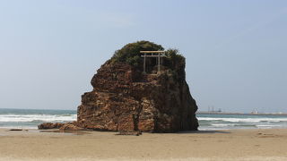 岩の上に鳥居