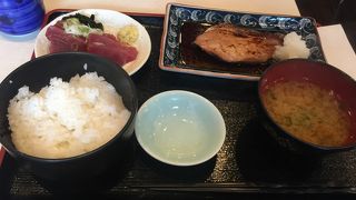 ぶり照り焼きとかつお刺身ランチ！