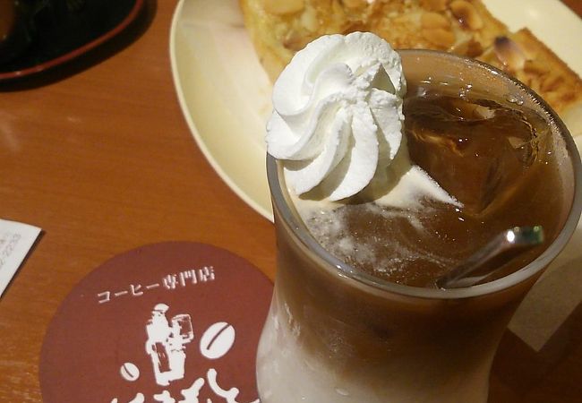 アーモンドトーストとコーヒーでのんびり