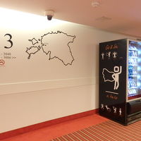 客室階のエレベーター横にて。