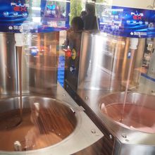 目の前でチョコレートが作られています