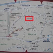 早稲田大学の坪内記念博物館は、大隈重信象の北西側にあります。