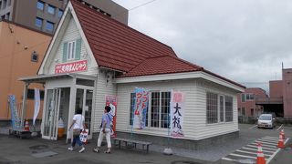 人気店で長い列　