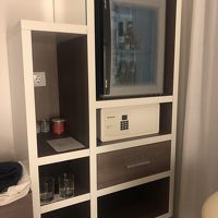 部屋のセフティーボックスやミニバーです