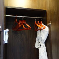 ハンガーは7本。ツインルーム。