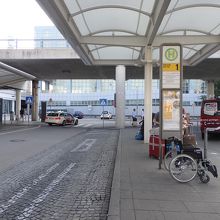 ミュンヘン空港を出たところのバス乗り場
