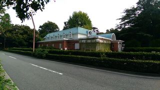 屋根部分がフランス風の建築様式でたいへん美しいです