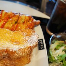 モーニングセットはサラダも付いてお得です。