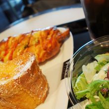 フレンチトーストは温めてもらいました。嬉しいサービスですね。