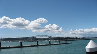 ワイテマタ湾にかかる美しい橋