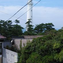 駐車場から見た灯台です