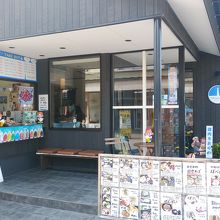 駐車場から灯台にいく途中のミサキカフェです