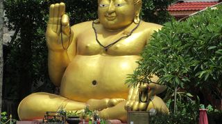 常設市場に融け込んだ生活感あふれる寺院