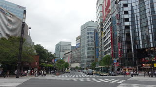 新旧の商業施設が同居します