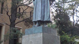 大隈重信の銅像が、早稲田大学の早稲田キャンパスのほぼ中央に立てられています。