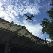 松山空港の滑走路の延長上にある