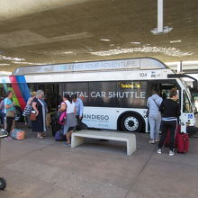 このバスでターミナルからレンタカーを借りる場所に