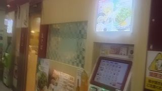 駅の改札の向かいにあるので便利に利用できるお蕎麦屋