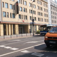 ホテルの前の道は歩道も広くスーツケースがあっても歩きやすい。