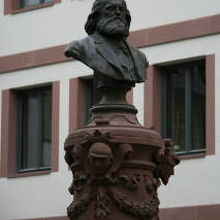 旧市街地を歩いているとこんな銅像も