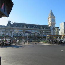 正面から見た駅舎