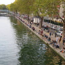 運河沿いには座って時を過ごす人が多く並んでいます