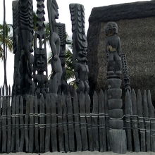 復元された、ティキ像が見守る霊廟と神殿