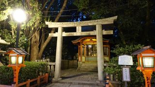 西楼門をくぐってすぐです