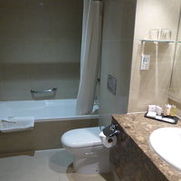 バスタブ、滑り止めを敷いたバスマットがあります