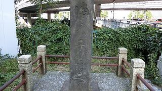 一石橋のたもとに