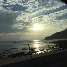 とても綺麗な海岸線と夕日でした