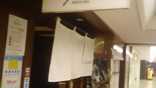 カウンターで食べる洋食が大変人気のお店