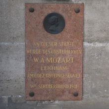 モーツァルトの葬儀がクルツィフィクス礼拝堂で行われた旨の銘板