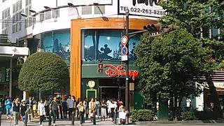 (ディズニーストア)今の季節はハロウィーングッツが並んでいるので今年の流行りをチェックしてみてください。