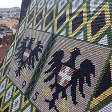 北塔からは寺院の屋根のオーストリアとウィーンの紋章が見えます