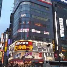 靖国通りと歌舞伎町ゴジラロードの入り口の角地 By Bobby Brazil ドンキホーテ 新宿東口本店 のクチコミ フォートラベル