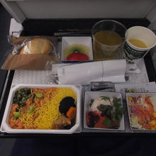 機内食A（和食：鮭の彩りご飯）　コーンスープと冷緑茶