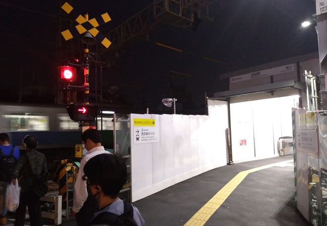 この駅横の道は、練馬駅と中野駅を結んでいて、路線バスも通ります。